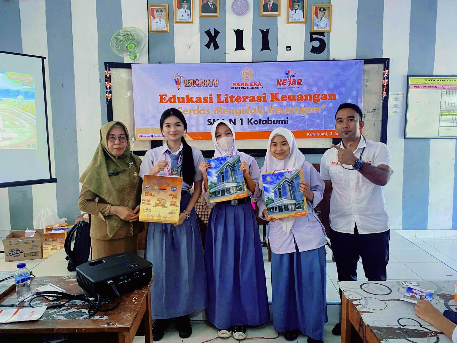 Gandeng Bank Eka, SMAN 1 Kotabumi Bekali Siswa Jadi Generasi Melek Finansial 1 Gandeng Bank Eka, SMAN 1 Kotabumi Bekali Siswa Jadi Generasi Melek Finansial