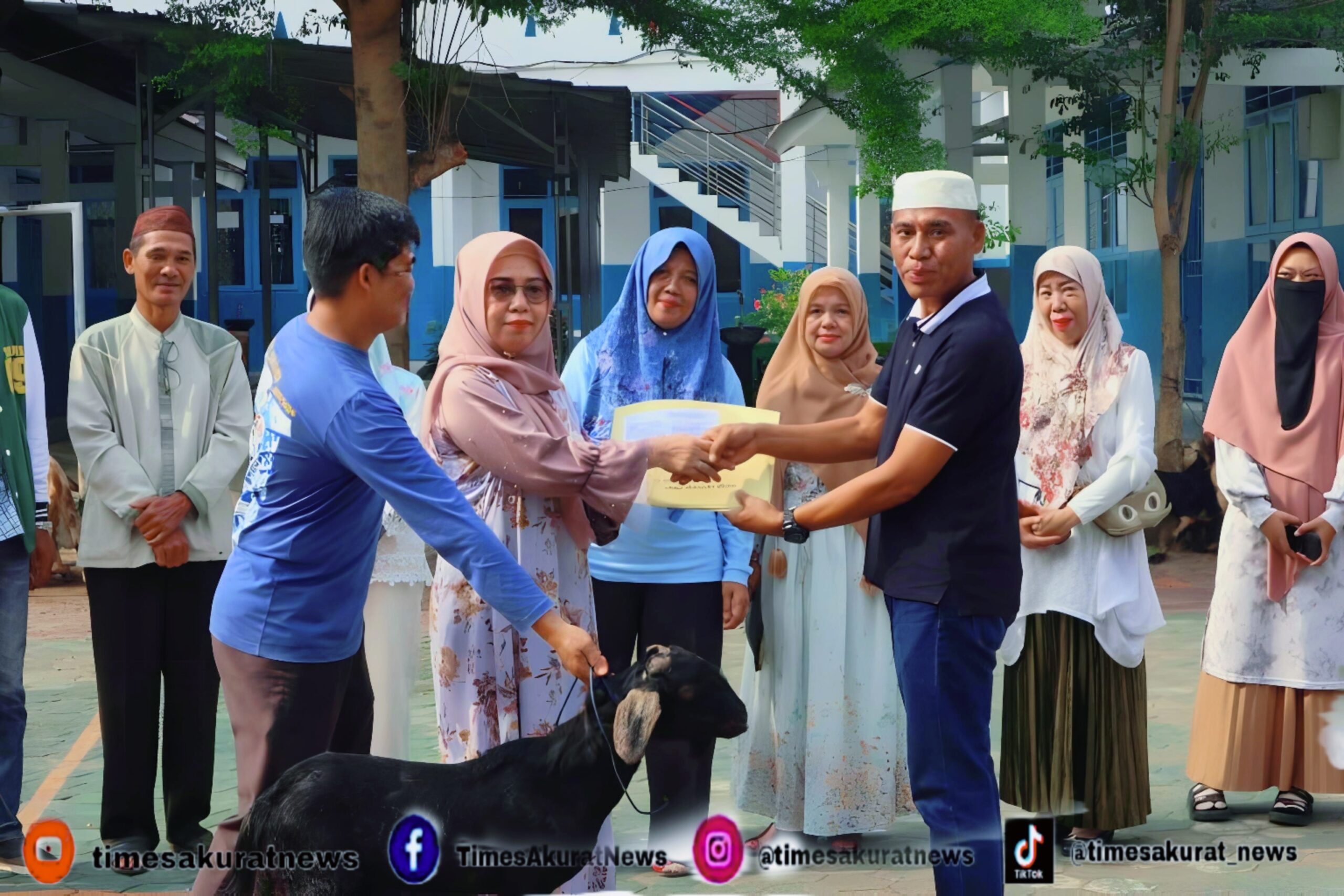 Sinergi Lintas Generasi, Alumni '89 Sumbang 17 Ekor Kambing di Momen Iduladha SMAN 1 Kotabumi 1 Sinergi Lintas Generasi, Alumni '89 Sumbang 17 Ekor Kambing di Momen Iduladha SMAN 1 Kotabumi