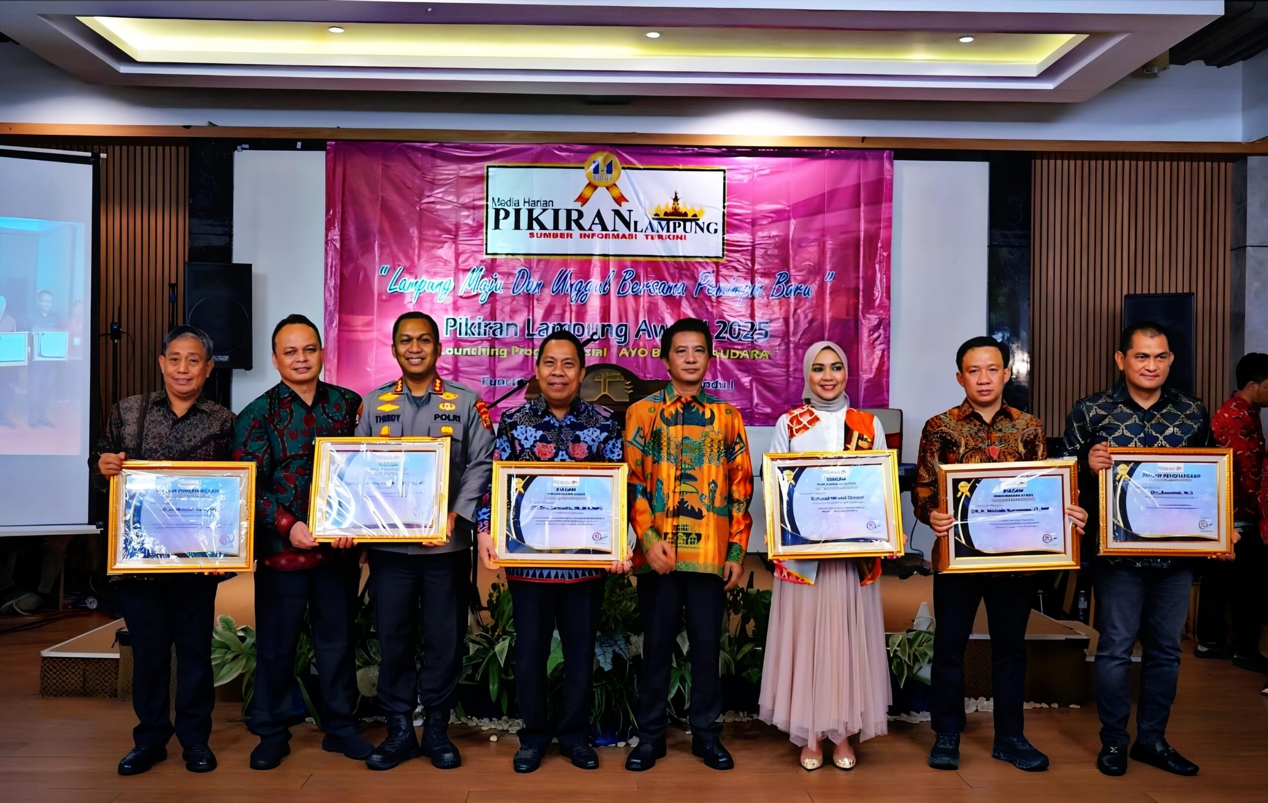 PJ. Bupati Marindo Kurniawan Meraih Penghargaan Sebagai Kepala Tokoh Daerah Penggerak Ekonomi Rakyat