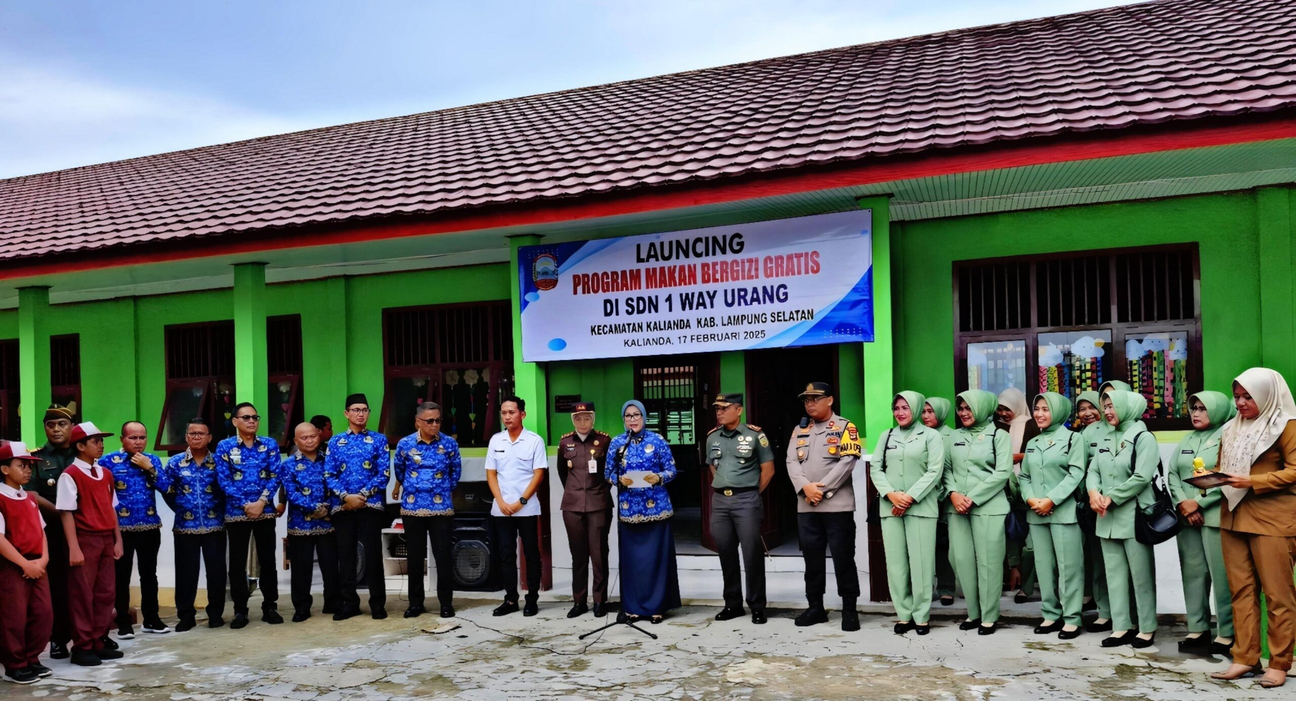 Peluncuran Program Makan Bergizi Gratis di SD Negeri 1 Way Urang Lampung Selatan 1 a group of people standing in front of a building