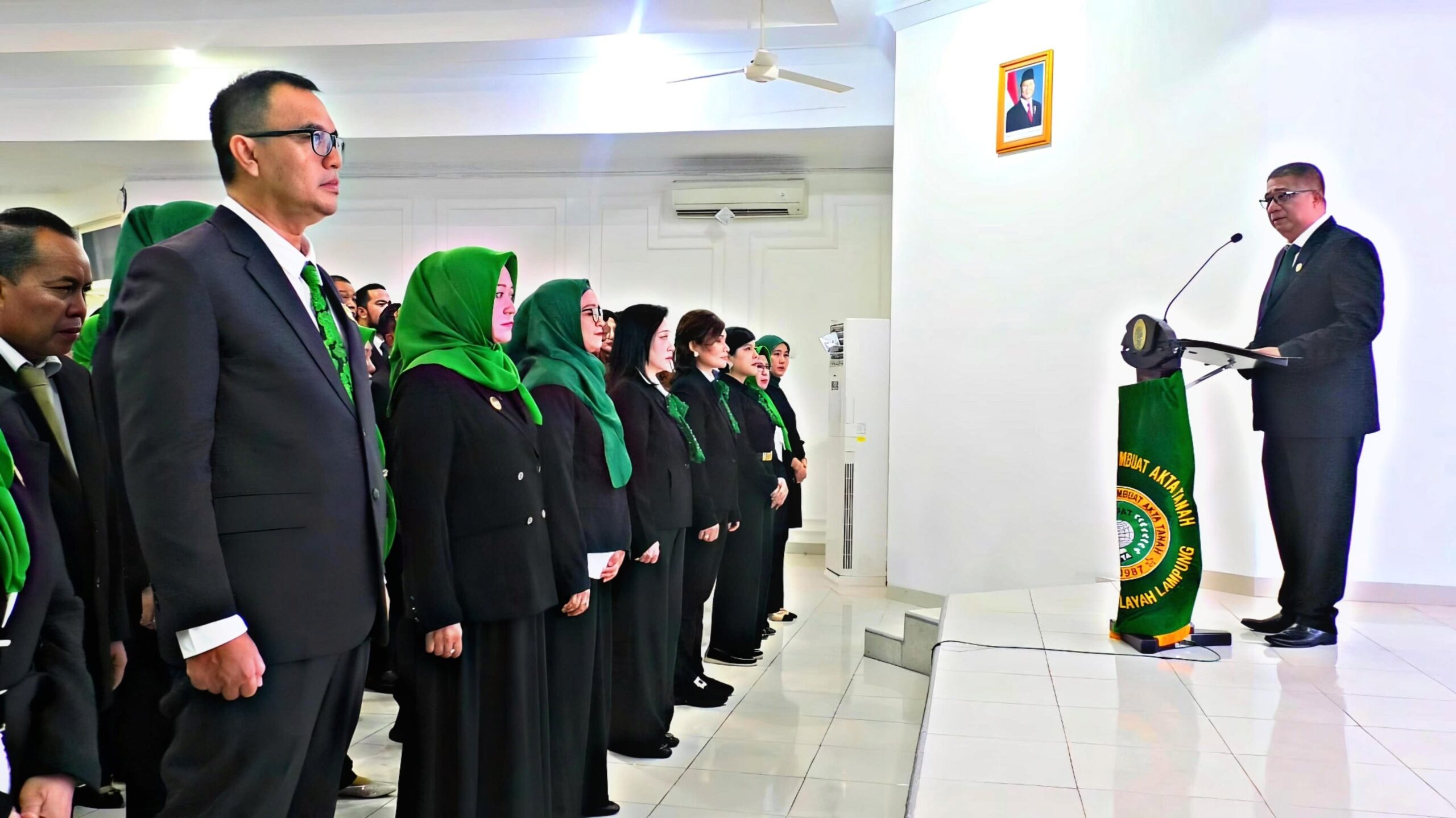 Pelantikan Pengurus Wilayah IPPAT Lampung Masa Bakti 2024-2027 1 Pengurus Wilayah (Pengwil) Ikatan Pejabat Pembuat Akta Tanah (IPPAT) Provinsi Lampung Masa Bakti 2024-2027 resmi dilantik dan