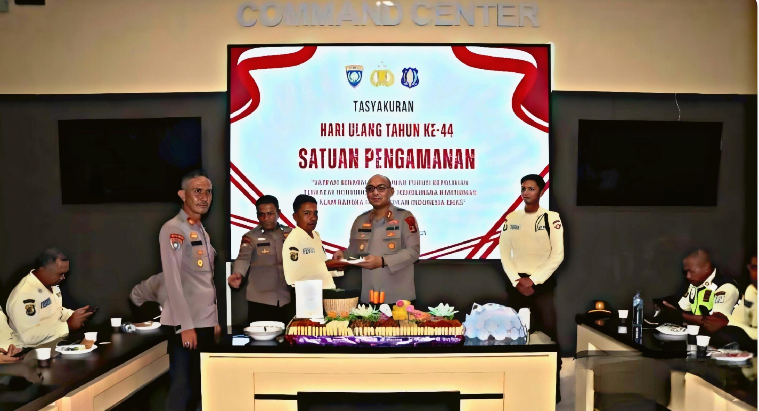 Kapolres Tanggamus Pimpin Syukuran HUT ke-44 Satuan Pengamanan. 1 Kapolres Tanggamus Pimpin Syukuran HUT ke-44 Satuan Pengamanan.