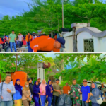 Wujud Kemanunggalan, TNI dan Disbunnak Tanggamus Gotong Royong Bersihkan Pantai Muara Indah