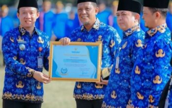 Dorong Kinerja Berorientasi Hasil, Sekdaprov Marindo Serahkan SAKIP Award 2025