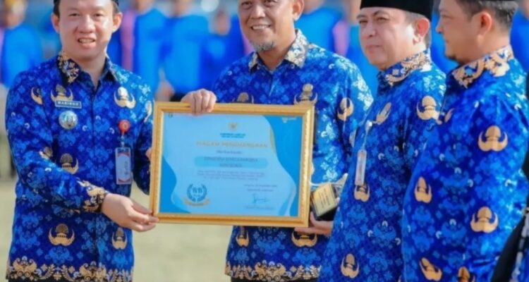 Dorong Kinerja Berorientasi Hasil, Sekdaprov Marindo Serahkan SAKIP Award 2025