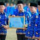 Dorong Kinerja Berorientasi Hasil, Sekdaprov Marindo Serahkan SAKIP Award 2025