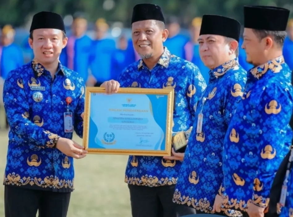 Dorong Kinerja Berorientasi Hasil, Sekdaprov Marindo Serahkan SAKIP Award 2025