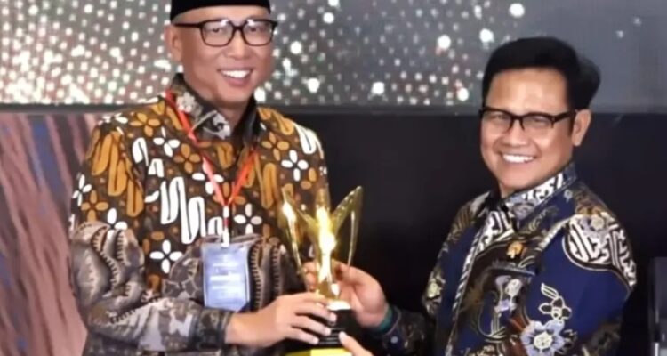 Gubernur Rahmat Mirzani Djausal Terima Langsung Penghargaan Mandaya Awards 2025