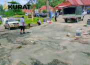 Tanggulangi Kecelakaan, Perbaiki Akses: Inisiatif Swadaya Inspektorat Tanggamus Tambal Jalan Rusak
