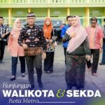 Bagaimana sinergi Pemkot Metro dan SMKN 3 Metro dalam memajukan pendidikan vokasi? Tonton cuplikan kunjungan Walikota dan Sekda yang penuh makna ini! Kepala Sekolah Ibu Erlian Eka Damayanti turut menyambut Pendidikan Vokasi, Walikota dan Sekda Metro Tinjau Langsung Potensi SMKN 3 Metro