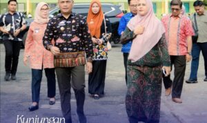 Bagaimana sinergi Pemkot Metro dan SMKN 3 Metro dalam memajukan pendidikan vokasi? Tonton cuplikan kunjungan Walikota dan Sekda yang penuh makna ini! Kepala Sekolah Ibu Erlian Eka Damayanti turut menyambut Pendidikan Vokasi, Walikota dan Sekda Metro Tinjau Langsung Potensi SMKN 3 Metro