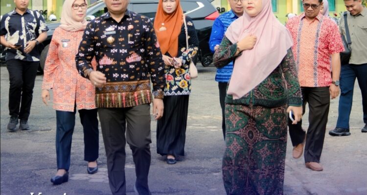 Bagaimana sinergi Pemkot Metro dan SMKN 3 Metro dalam memajukan pendidikan vokasi? Tonton cuplikan kunjungan Walikota dan Sekda yang penuh makna ini! Kepala Sekolah Ibu Erlian Eka Damayanti turut menyambut Pendidikan Vokasi, Walikota dan Sekda Metro Tinjau Langsung Potensi SMKN 3 Metro