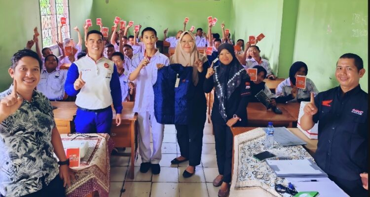 Ciptakan Budaya Aman, 80 Siswa SMKN 2 Kalianda Digembleng Safety Riding TDM Honda