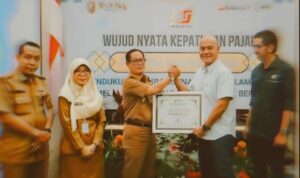 Wujud Kemitraan Strategis: Kepala Bapenda Lampung, Slamet Riadi, Terima Simbolis Kepatuhan Pajak Alat Berat dari PT Satria Bahana Sarana