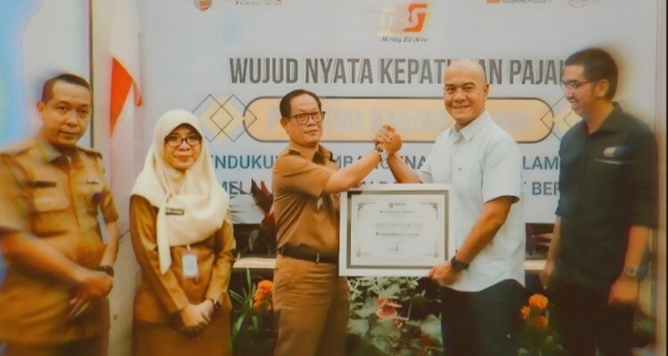 Wujud Kemitraan Strategis: Kepala Bapenda Lampung, Slamet Riadi, Terima Simbolis Kepatuhan Pajak Alat Berat dari PT Satria Bahana Sarana