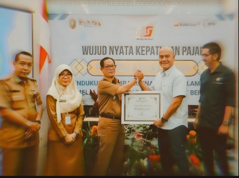 Wujud Kemitraan Strategis: Kepala Bapenda Lampung, Slamet Riadi, Terima Simbolis Kepatuhan Pajak Alat Berat dari PT Satria Bahana Sarana