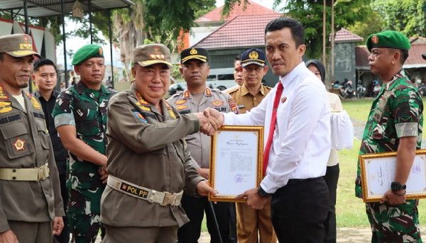 Ungkap Kasus Pembunuhan Kurang dari 12 Jam, Bupati Tanggamus Berikan Penghargaan kepada 15 Personel Polres 1 Ungkap Kasus Pembunuhan Kurang dari 12 Jam, Bupati Tanggamus Berikan Penghargaan kepada 15 Personel Polres