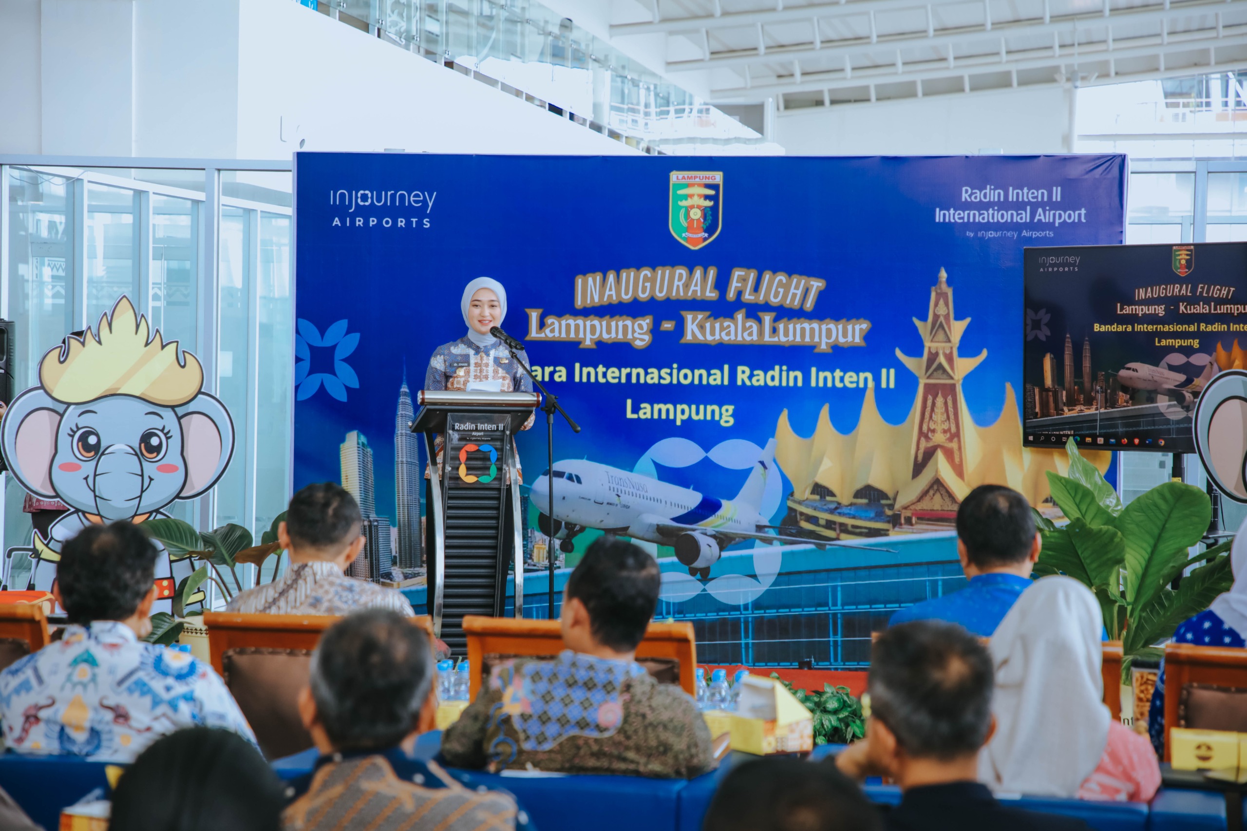 Bandara Radin Inten II Kembali Buka Layanan Internasional, Wagub Jihan Lepas Penerbangan Perdana ke Kuala Lumpur 1 Bandara Radin Inten II, Penerbangan Internasional Lampung, Wagub Jihan Nurlela, Rute Lampung Kuala Lumpur, Penerbangan Perdana, PT Angkasa Pura, Pekerja Migran Lampung, Jemaah Umrah Lampung, Konektivitas Udara, Infrastruktur Lampung.
