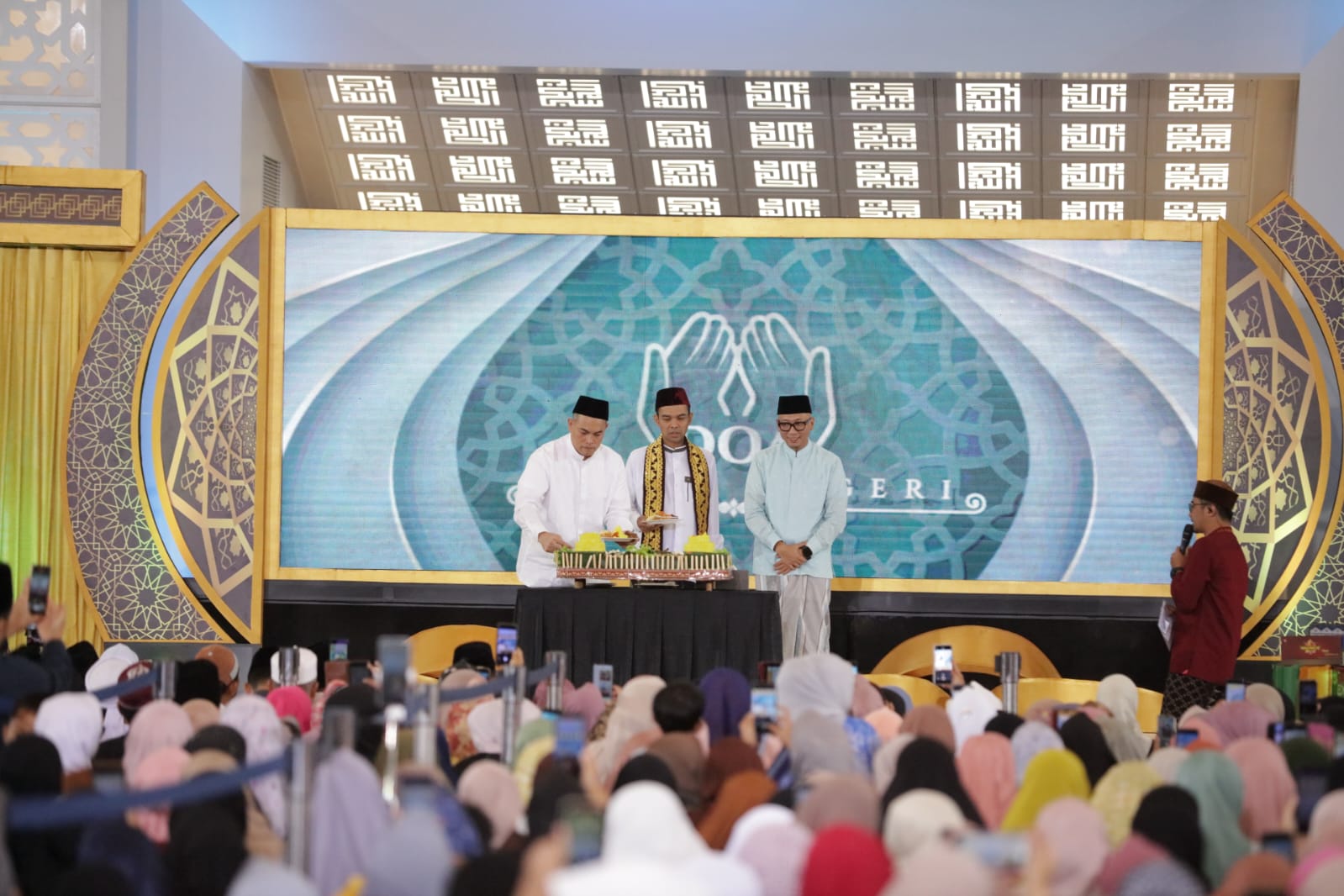 Bangga Jadi Tuan Rumah Doa Untuk Negeri tvOne, Gubernur Rahmat Mirzani Djausal Sambut Antusias Tausiah UAS di Masjid Al-Bakrie 1 Bangga Jadi Tuan Rumah Doa Untuk Negeri tvOne, Gubernur Rahmat Mirzani Djausal Sambut Antusias Tausiah UAS di Masjid Al-Bakrie