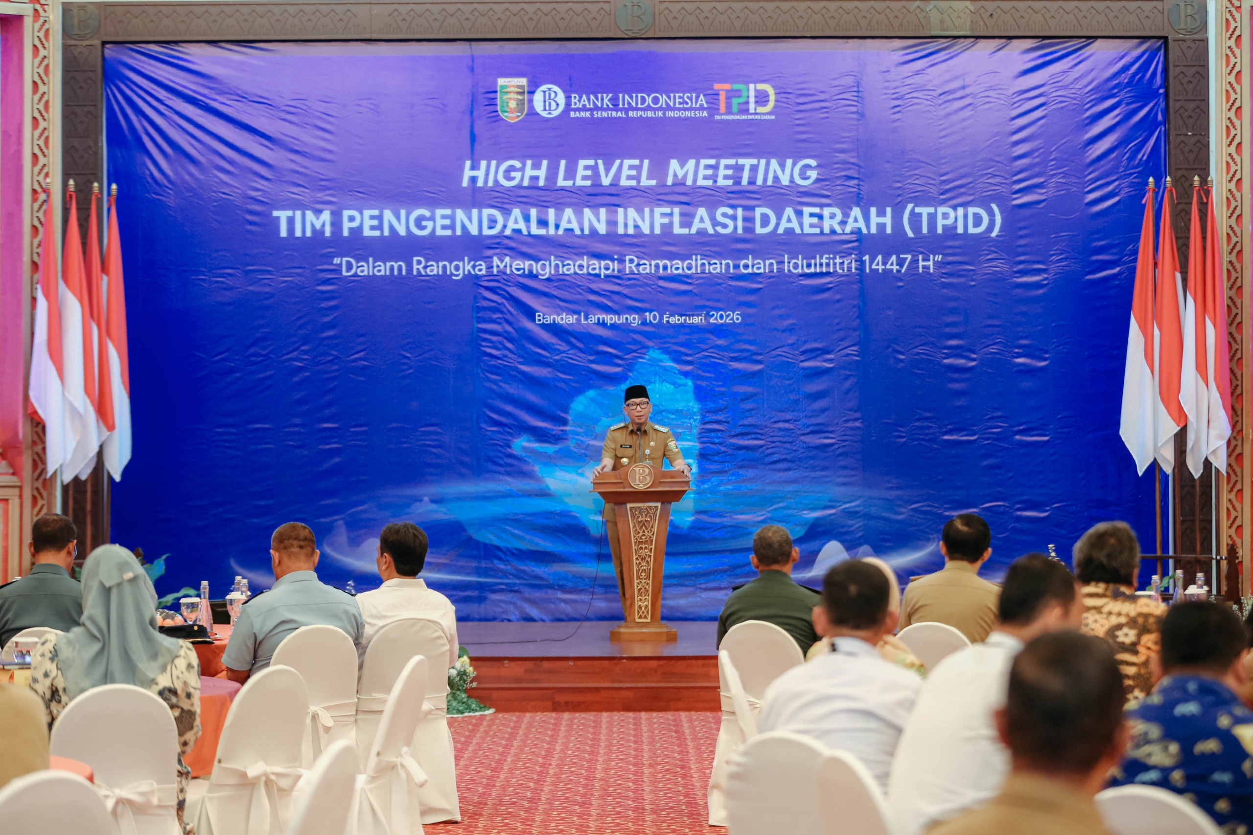 Pimpin HLM TPID, Gubernur Rahmat Mirzani Djausal Instruksikan Langkah Konkret Jaga Stabilitas Harga Jelang Ramadhan 1 Lebih jauh, Gubernur Mirza menyoroti pentingnya optimalisasi Kerja Sama Antar Daerah (KAD) untuk memastikan terdistribusinya komoditas pangan dari wilayah yang surplus ke wilayah yang defisit. Ia menegaskan tidak ada ruang bagi ego sektoral, karena seluruh elemen berada di perahu yang sama demi memastikan masyarakat Lampung dapat menyambut Ramadhan dengan harga yang terkendali. Ia juga menyampaikan apresiasi khusus kepada Bank Indonesia yang selama ini menjadi mitra strategis dalam mengawal inflasi daerah. Menyambung hal tersebut, Kepala Perwakilan Bank Indonesia Provinsi Lampung, Bimo Epyanto, mengingatkan seluruh pihak untuk mewaspadai fenomena demand-pull inflation, yaitu potensi kenaikan harga yang murni dipicu oleh lonjakan permintaan konsumen selama Ramadhan dan Idulfitri. Meskipun memuji rekor inflasi Lampung di angka 1,25 persen, Bimo menekankan bahwa kewaspadaan berlapis harus terus ditingkatkan agar tren positif tersebut tidak berbalik arah dalam beberapa pekan ke depan. Sebagai bentuk dukungan penuh, Bank Indonesia berkomitmen untuk terus mendampingi TPID melalui penyediaan analisis data dan proyeksi komoditas penyumbang inflasi secara seketika (real time), terutama untuk kelompok pangan bergejolak (volatile foods) seperti cabai, bawang merah, dan daging. Digitalisasi pemantauan harga juga akan terus difokuskan guna mempercepat lahirnya kebijakan yang adaptif. Rangkaian HLM ini kemudian ditutup dengan pemaparan kesiapan teknis dari Asisten Perekonomian dan Pembangunan Provinsi Lampung, Kepala Dinas Perhubungan, Kepala Bulog Lampung, Ditreskrimsus Polda Lampung, serta Pertamina Regional Lampung. Kegiatan ini turut dihadiri secara lengkap oleh jajaran Forkopimda Provinsi Lampung, Sekdaprov, para Wali Kota dan Bupati se-Provinsi Lampung, Pejabat Pimpinan Tinggi Pratama, serta jajaran Kepala BUMD di lingkungan Pemprov Lampung.