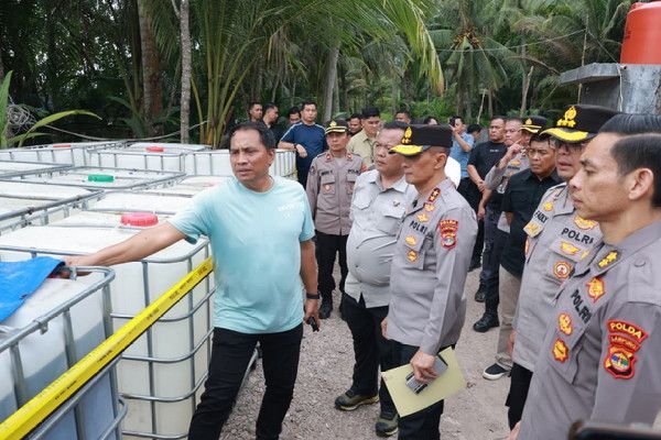 Polda Lampung Bongkar Sindikat BBM Ilegal di Pesawaran, Selamatkan Negara dari Kerugian Ratusan Miliar 2 Polda Lampung Bongkar Sindikat BBM Ilegal di Pesawaran, Selamatkan Negara dari Kerugian Ratusan Miliar