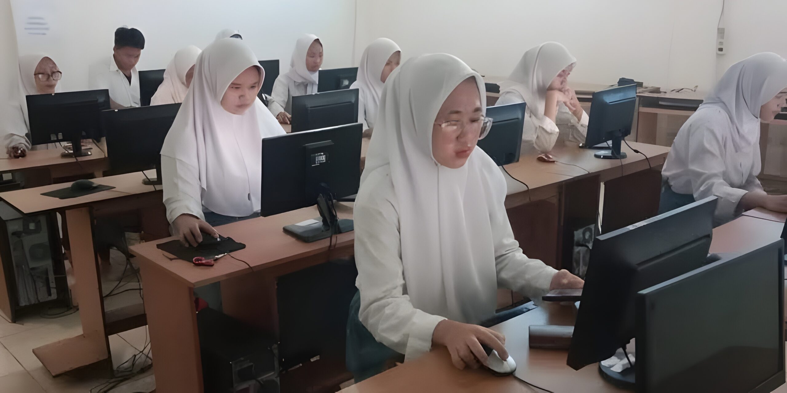 Transformasi Gemilang SMKN 2 Kalianda 2026: Dari Inovasi AI, Dominasi LKS, hingga Tembus PTN 2 Fasilitas praktik digital dan komputer siswa.