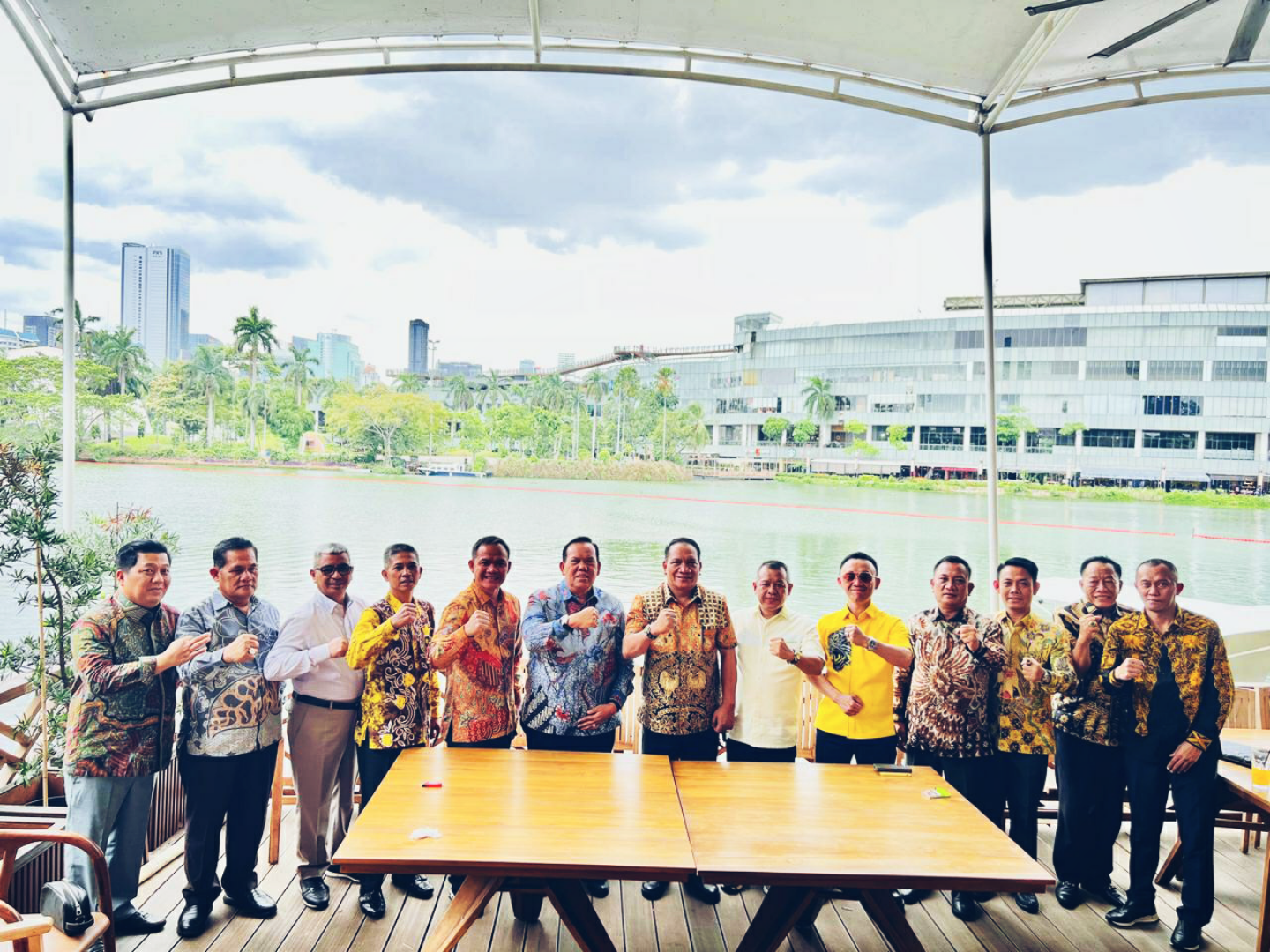 Gelombang Regenerasi Tak Terbendung: Aprozi Alam Kantongi Dukungan Mayoritas DPD II untuk Nakhodai Golkar Lampung 1 Gelombang Regenerasi Tak Terbendung: Aprozi Alam Kantongi Dukungan Mayoritas DPD II untuk Nakhodai Golkar Lampung